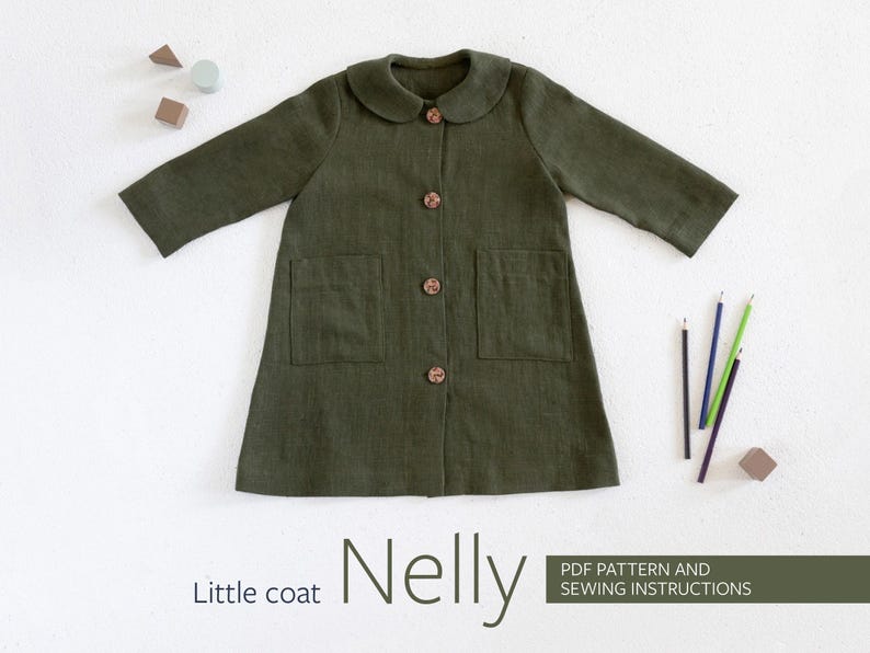 Puede incluir: Un peque&ntilde;o abrigo de lino verde con cuello de Peter Pan, cierre de botones y dos bolsillos de parche. El abrigo se llama "Nelly" y es un patr&oacute;n PDF e instrucciones de costura.