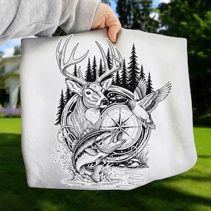 Puede incluir: Un bolso tote blanco con una ilustración en blanco y negro. El diseño incluye un ciervo con cuernos, un pato volando y un pez saltando del agua. Una brújula está en el centro, con un bosque de fondo.