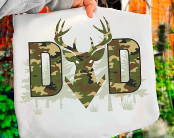Stag & Smile Legacy – Deer Hunting Camo Dad PNG – Vintage Deer Hunter Vaderdag Sublimatie – Camo Deer Daddy Shirtontwerp