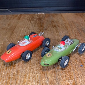 Par vintage de pequenos carros de corrida de brinquedo fabricados em Hong Kong