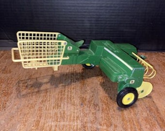 ERTL Co. Vintage International 1/16 Scale Tractor and Wagon