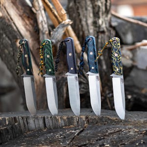 Naam gegraveerd mes, bushcraftmes met vaste bladen en leren schede, handgemaakt gepersonaliseerd jachtmes, handgesmeed damast mes