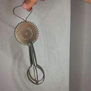 VINTAGE mechanical whisk, still works like a charm! 1923 made in the USA