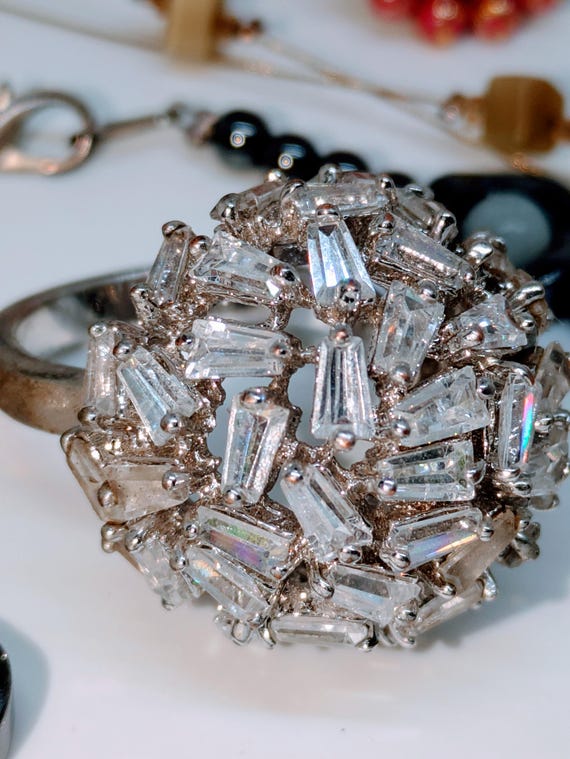 Fort lot de bijoux fantaisie dans un grand coffret et deux boîtes dont