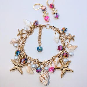 Tropical Seashell Charm Bracelet/Resort Jewelry/Summer Vacation Jewelry/Starfish Charm/Seashell and Pearl Bracelet/Ocean Themed Jewelry