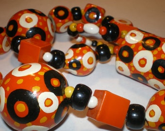 Vintage jaren 1970 HANDGESCHILDERDE kralen / OOAK / Halloween kleuren / oranje geel zwarte kralen / kids art project / knutselbenodigdheden / sieraden maken kralen