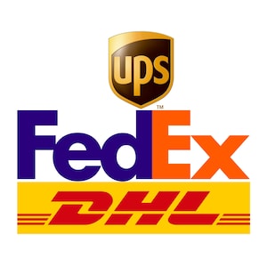 Op de afbeelding: Logo's van verzendbedrijven FedEx, DHL en UPS. FedEx is in paars en oranje, DHL in rood en geel en UPS in bruin en goud. Alle logo's staan op een witte achtergrond.