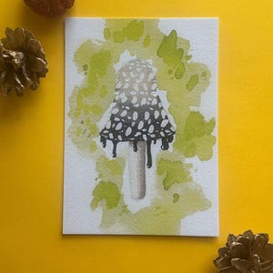 Cartão postal em aquarela com cogumelo Inkcap | Ilustração botânica venenosa de cogumelo | Presente para amantes de cogumelos e para viagens