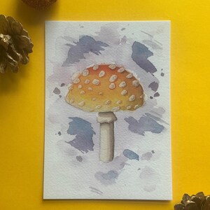 Cartão postal botânico jovem de cogumelo agárico-mosca | Impressão ilustrada de cogumelo venenoso em aquarela da natureza | Presente para amantes de cogumelos e para viagens