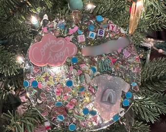 Adorno navideño personalizado para cualquier ocasión.