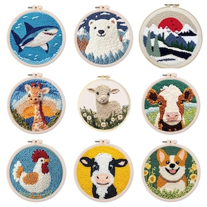 Puede incluir: Nueve aros de bordado coloridos con varios diseños de animales. La colección incluye un tiburón, un oso polar, una jirafa, un cordero, una vaca, un gallo, una vaca y un corgi. Cada diseño está sobre un fondo único, con un marco de aro de madera.