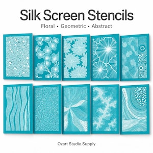 Op de afbeelding: Tien rechthoekige zeefdruksjablonen met blauwgroene kaders en witte patronen. De tekst luidt Silk Screen Stencils Floral Geometric Abstract en Ozart Studio Supply. Patronen bevatten bloemen, geometrische lijnen, stippen en golven.