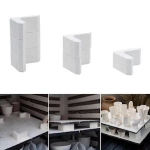 Puede incluir: Tres postes de horno de cerámica blanca de diferentes tamaños. Los postes tienen forma de L y están diseñados para soportar estantes dentro de un horno. La imagen también muestra los postes en uso, soportando estantes con piezas de cerámica.