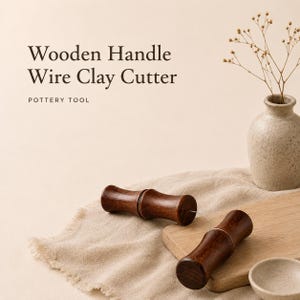 Könnte beinhalten: Ein Töpferwerkzeug bestehend aus zwei dunkelbraunen Holzgriffen, die durch einen dünnen Metalldraht verbunden sind. Der Text "Wooden Handle Wire Clay Cutter" und "POTTERY TOOL" ist dunkelbraun oben links im Bild aufgedruckt.