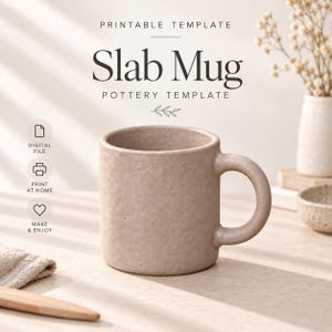 Puede incluir: Una plantilla imprimible para un proyecto de alfarería de taza de placa. El texto dice PRINTABLE TEMPLATE, Slab Mug, POTTERY TEMPLATE, DIGITAL FILE, PRINT AT HOME y MAKE & ENJOY. Se muestra una taza de cerámica beige con superficie texturizada.