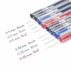 Könnte beinhalten: Eine Sammlung von Gelstiften mit transparenten Gehäusen und farbigen Kappen. Die Stifte sind schwarz, blau und rot, mit 0,5 mm und 0,38 mm Spitzen. Der Text auf dem Papier zeigt die Tintenfarbe und die Spitzengröße an.