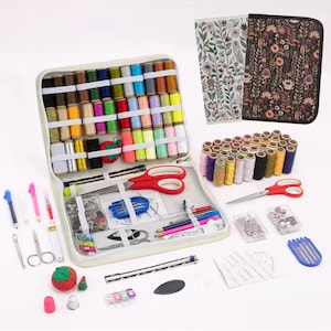 Könnte beinhalten: Ein Nähset mit einer Vielzahl von farbigen Garnrollen, Scheren, Nadeln, Stecknadeln und anderen Nähwerkzeugen. Das Set enthält ein Etui mit Reißverschluss und zwei dekorative Stoffetuis mit floralen Mustern.