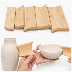 Puede incluir: Cinco herramientas rectangulares de madera de bambú con un borde cóncavo curvado en un lado. Estos utensilios de madera marrón claro se muestran alisando la superficie exterior de un jarrón de cerámica beige mate y un pequeño cuenco.