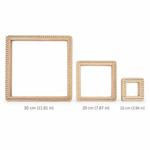 Op de afbeelding: Drie vierkante houten weefgetouwen met metalen pinnen langs de randen. De weefgetouwen zijn gelabeld met de maten 30 cm, 20 cm en 10 cm. De frames zijn van lichtbruin hout met een natuurlijke afwerking en gelijkmatig verdeelde metalen pinnen.
