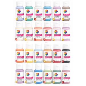Puede incluir: Una colección de veinticuatro frascos de plástico pequeños que contienen esmalte cerámico de alta temperatura en varios colores. Cada frasco tiene una tapa blanca, un logotipo circular colorido y una etiqueta con un volumen neto de 30 ml.