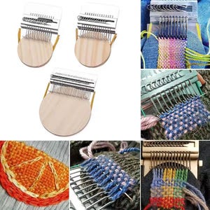 Könnte beinhalten: Eine Sammlung von Webwerkzeugen, darunter drei kreisförmige Holzwebrahmen mit Metallnadeln und transparenten Kunststoffoberteilen. Die Abbildung zeigt auch Beispiele für gewebte Stoffe in verschiedenen Farben und Mustern.