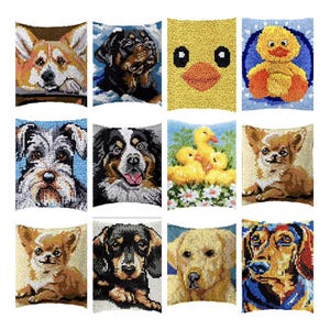 Op de afbeelding: Een verzameling decoratieve sierkussens met verschillende hondenrassen en een eendenontwerp. De kussens tonen gedetailleerde kruissteekkunstwerken, met levendige kleuren en texturen. Elk kussen heeft een uniek hondenportret of een schattige eendjesscène.