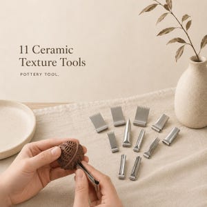 以下が含まれることがあります： 陶器用の11個のセラミックテクスチャツールセット。ツールはステンレス鋼製で、さまざまな形状とサイズがあります。画像には、人が持っている茶色のセラミックツールも表示されています。画像には「11 Ceramic Texture Tools、Pottery Tool」と書かれています。