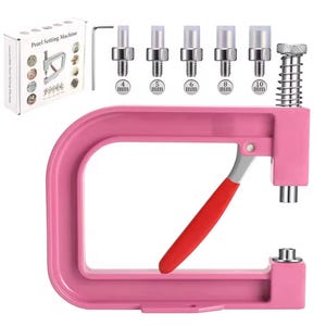 Könnte beinhalten: Eine rosa Perlen-Setzmaschine mit rotem Griff und silbernen Aufsätzen. Enthält verschiedene Größen: 4 mm, 5 mm, 6 mm, 8 mm und 10 mm. Eine kleine Box mit dem Text "Pearl Setting Machine" ist ebenfalls enthalten.
