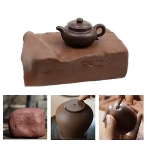 以下が含まれることがあります： 蓋付きの小さな濃い茶色のセラミックティーポットが、長方形の茶色の粘土ベースの上に置かれています。画像には、粘土や成形プロセスなど、ティーポットの製造プロセスも示されています。