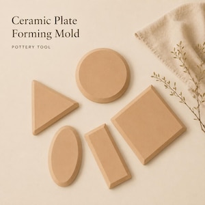 Pode incluir: Um conjunto de quatro moldes de cerâmica castanho-claros para pratos, com formas circular, triangular, oval e retangular. O texto Ceramic Plate Forming Mold POTTERY TOOL está impresso no canto superior esquerdo em letras castanho-escuras.