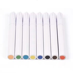 Puede incluir: Un juego de ocho rotuladores blancos con puntas de colores. Las puntas son naranja, verde, azul, amarillo, azul oscuro, negro, marrón y rojo. Los rotuladores están dispuestos en fila sobre un fondo blanco.