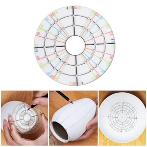 Könnte beinhalten: Ein weißes Keramik-Töpfermarkierungswerkzeug mit kreisförmigem Design, das farbige Linien und Zahlenmarkierungen aufweist. Das Werkzeug wird in der Anwendung gezeigt und führt Bleistiftlinien auf Keramikvasen für gleichmäßigen Abstand.