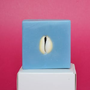 Handgemachte blaue Mini-TETIS-Seife. Dekorative Seife mit Muschelmotiv, entworfen als Hommage an das Heilige Weibliche und das Meer. Ein natürliches Geschenk für Frauen.