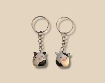 Op maat gemaakte, op squishmallow geïnspireerde, handgemaakte sleutelhanger en telefoonbedel van polymeerklei