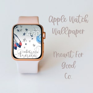 Może przedstawiać: Biały zegarek Apple Watch z różowo-złotym paskiem wyświetla cyfrowy zegar z godziną 4:20 i datą NIEDZ 3. Tarcza zegarka zawiera również akwarelowy wzór w kolorze niebieskim i białym z gwiazdami, balonem i tekstem "celebrate America".