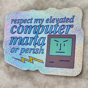 Puede incluir: Una pegatina holográfica con el texto "respect my elevated computer mana or perish". La pegatina presenta un gráfico de ordenador retro con una cara enfadada y un rayo amarillo.