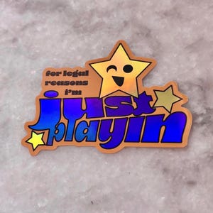 om juridische redenen speel ik alleen maar holografische sticker | grapje geïnspireerd op sterren | voor laptops bidons | gekke meme-vibes voor de grap