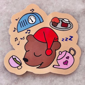 眠い時間のクマの光沢のあるステッカー | 就寝時間を過ぎても居眠りバイブレーションで過ごす | ウォーターボトルやノートパソコン用 | キャンセルされた計画をコード化