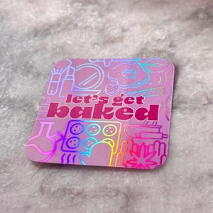 adesivo olografico "get baked" / per bottiglie d'acqua, computer portatili, creativi / trucco da forno, vibrazioni da stoner luccicanti / estetica vaporwave pastello /