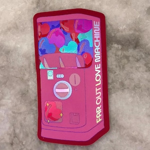 Może przedstawiać: Różowa naklejka przedstawiająca automat z kreskówki z napisem "FAR OUT LOVE MACHINE". Automat wydaje przedmioty w kształcie serca w różnych kolorach, w tym czerwonym, niebieskim i fioletowym. Naklejka ma ciemnoróżową obwódkę.