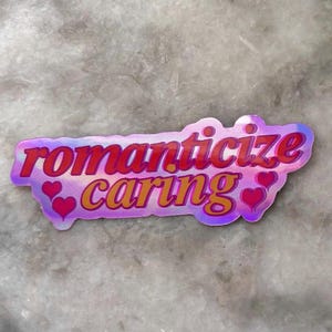 Può includere: Un set di tre tazze in ceramica con finitura opaca e macchiettata. Le tazze sono nei toni del crema, grigio chiaro e grigio scuro. Ogni tazza ha un design semplice e minimalista e un manico arrotondato.