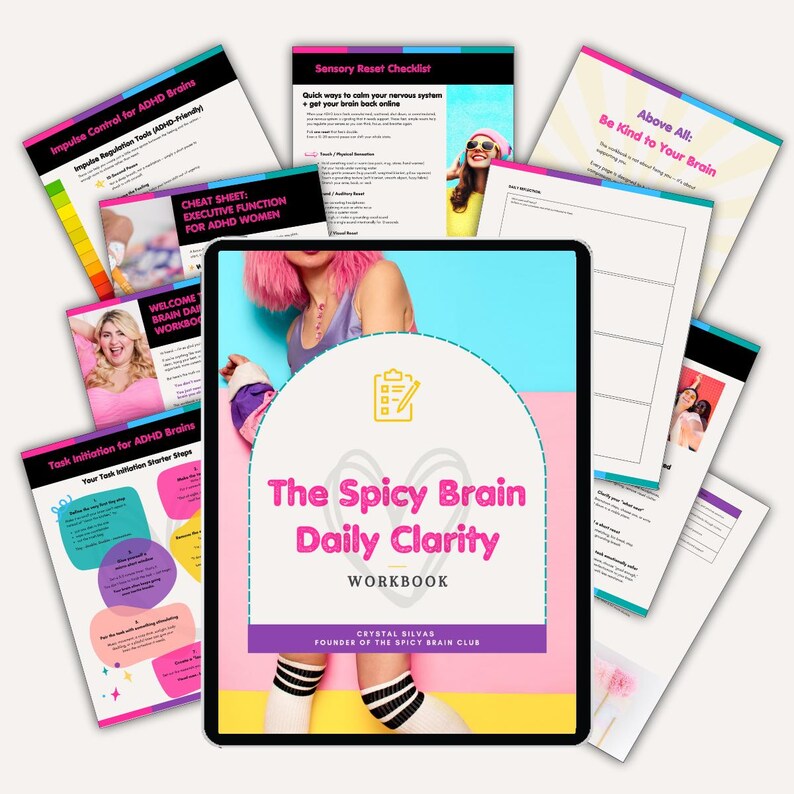 Puede incluir: Una colecci&oacute;n de cuadernos de trabajo y listas de verificaci&oacute;n coloridas para la salud del cerebro. La tableta central muestra "The Spicy Brain Daily Clarity Workbook" con un dise&ntilde;o rosa y morado. Los materiales circundantes incluyen gu&iacute;as sobre control de impulsos, funci&oacute;n ejecutiva y reinicio sensorial.