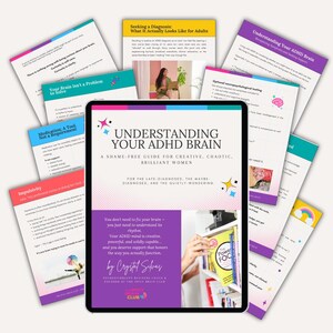 Puede incluir: Una tableta digital que muestra el t&iacute;tulo "Understanding Your ADHD Brain" con documentos adjuntos. El texto de la portada dice: "Una gu&iacute;a sin verg&uuml;enza para mujeres creativas, ca&oacute;ticas y brillantes". P&aacute;ginas adicionales ofrecen informaci&oacute;n sobre diagn&oacute;stico y medicaci&oacute;n.