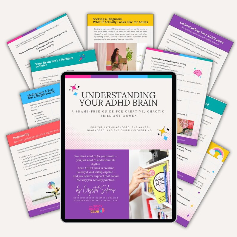 Puede incluir: Una tableta digital que muestra el t&iacute;tulo "Understanding Your ADHD Brain" con documentos adjuntos. El texto de la portada dice: "Una gu&iacute;a sin verg&uuml;enza para mujeres creativas, ca&oacute;ticas y brillantes". P&aacute;ginas adicionales ofrecen informaci&oacute;n sobre diagn&oacute;stico y medicaci&oacute;n.
