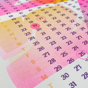 Impression risographe calendrier annuel 2024 | calendrier mural | Tabloïd 11 po. × 17 po. | conception artistique | dégradé de quatre couleurs | édition limitée