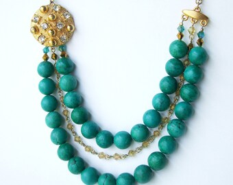 Green Vintage style necklace with vintage button