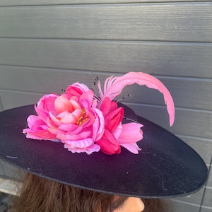 Elegant Summer Kentucky Derby Hat in Gold and Black for Women, Ascot Beige Hat with Feathers, Oaks Hat, Wedding Ready, Perfect Race Day