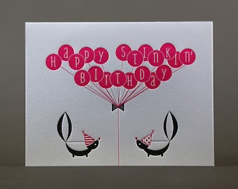 Tarjeta de felicitación tipográfica de feliz cumpleaños con olor a mofeta