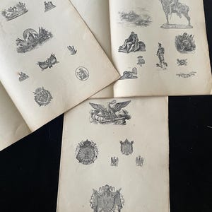 Könnte beinhalten: Antike Buchseiten mit detaillierten Schwarz-Weiß-Illustrationen. Die Seiten zeigen verschiedene historische Szenen, darunter Figuren auf Pferden, Kampfszenen und heraldische Embleme. Die Illustrationen sind fein detailliert und zeigen eine Vintage-Ästhetik.