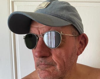 Gafas de sol vintage francesas de los años 50 con lentes verde oscuro y patillas flexibles.